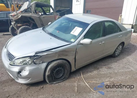 2005 Toyota Camry Le z USA, uszkodzony, nr VIN 4T1BE32K45U541848